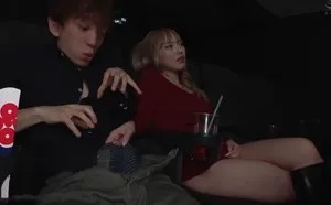 đi xem phim một mình, thanh niên bị chị gái thánh dâm kế bên sờ trym